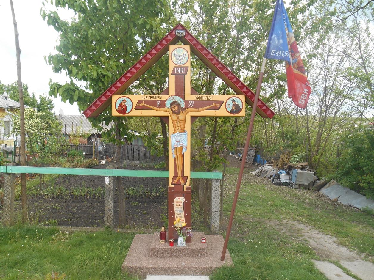 „Drumul Crucii”, format din 14 troițe sculptate din stejar, în parohiile Chișcăreni și Sat Nou