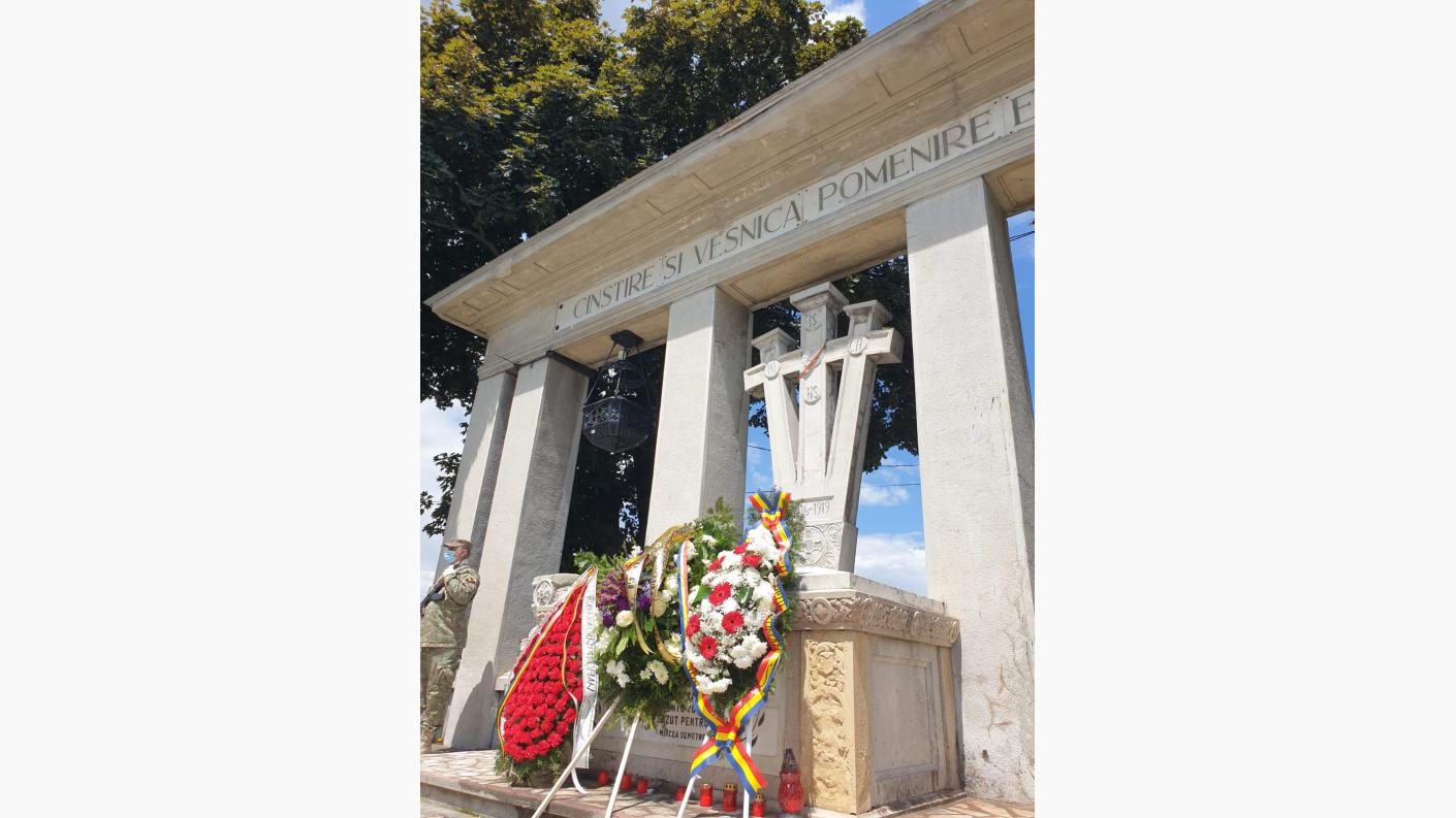 Pomenirea eroilor neamului la Roman