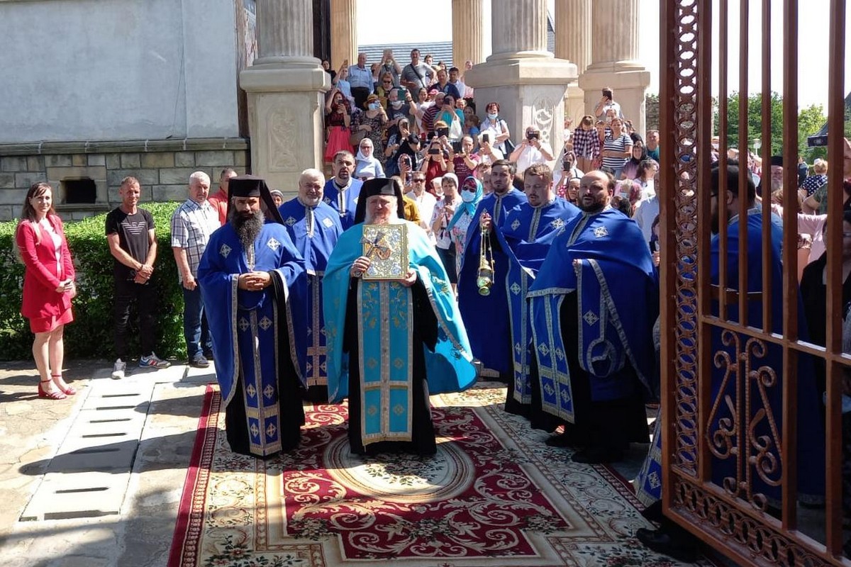 PS Antonie a slujit Taina Sfântului Maslu la Mănăstirea Hadâmbu