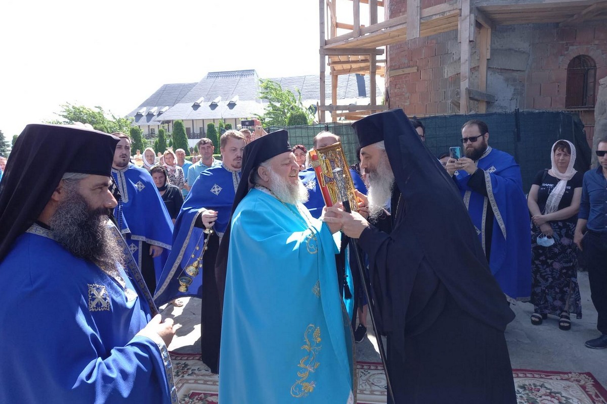 PS Antonie a slujit Taina Sfântului Maslu la Mănăstirea Hadâmbu