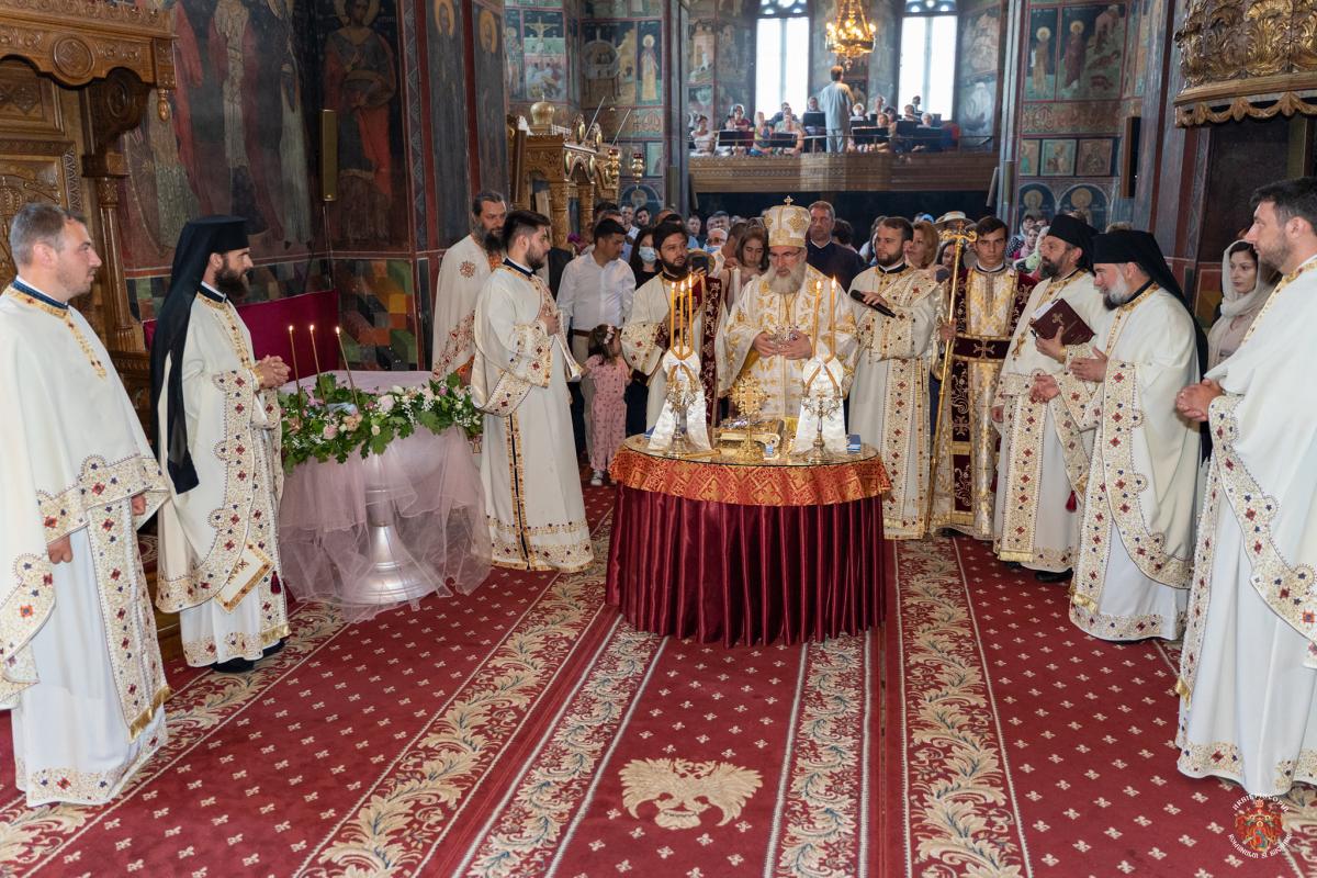 Liturghie baptismală la Catedrala Arhiepiscopală din Roman