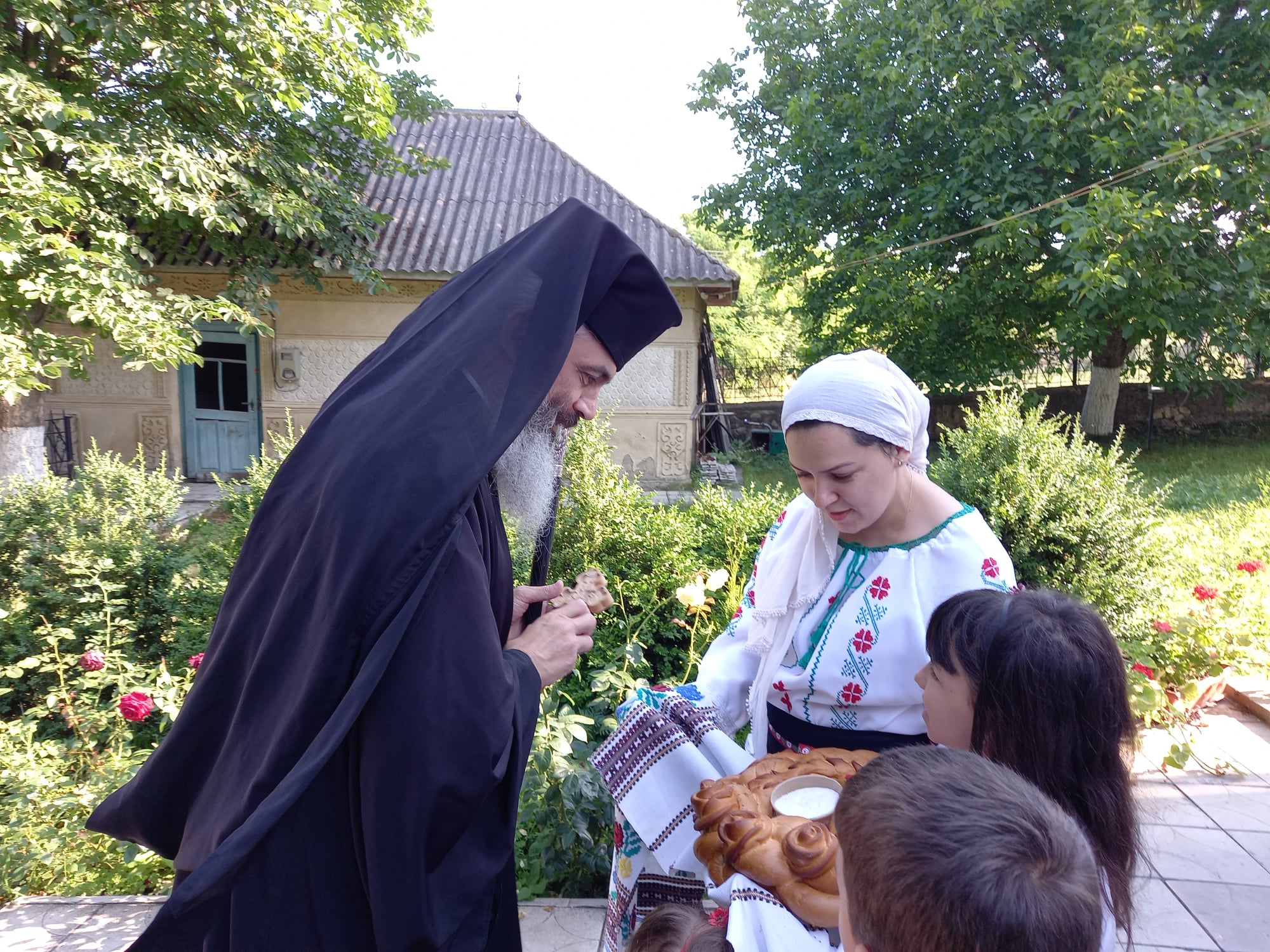 Liturghie arhierească în Parohia Burlănești - Edineț Liturghie arhierească în Parohia Burlănești - Edineț