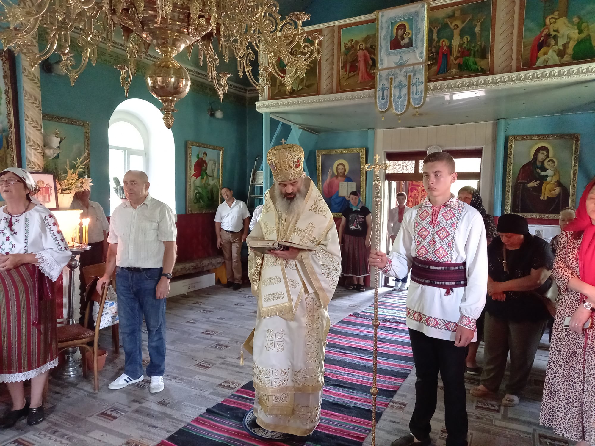 Liturghie arhierească în Parohia Burlănești - Edineț Liturghie arhierească în Parohia Burlănești - Edineț