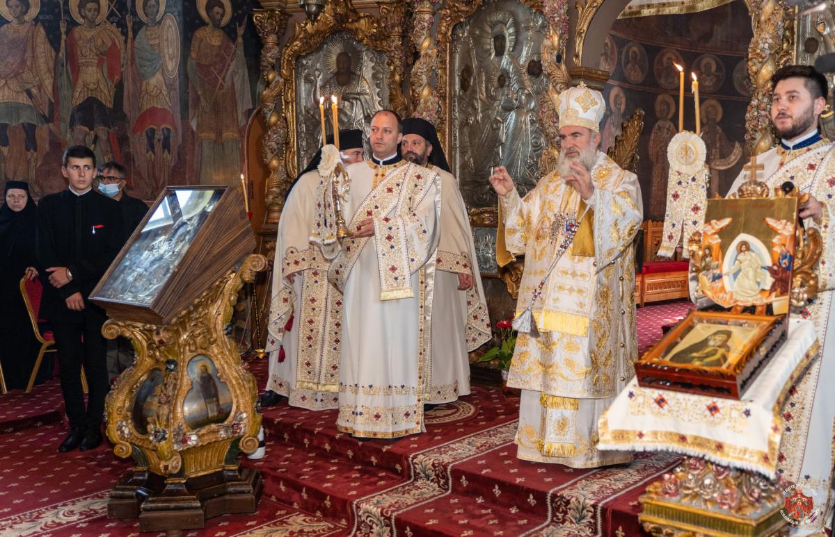 Liturghie baptismală la Catedrala Arhiepiscopală din Roman