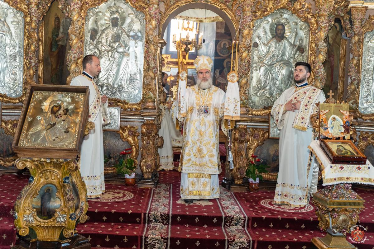 Liturghie baptismală la Catedrala Arhiepiscopală din Roman