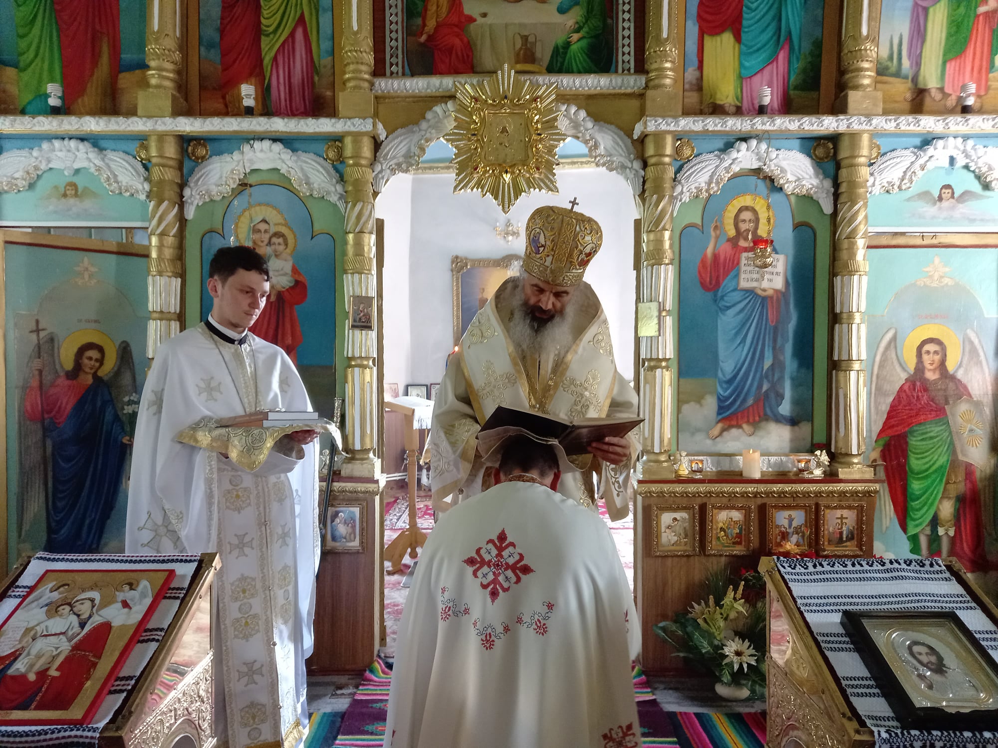 Liturghie arhierească în Parohia Burlănești - Edineț Liturghie arhierească în Parohia Burlănești - Edineț