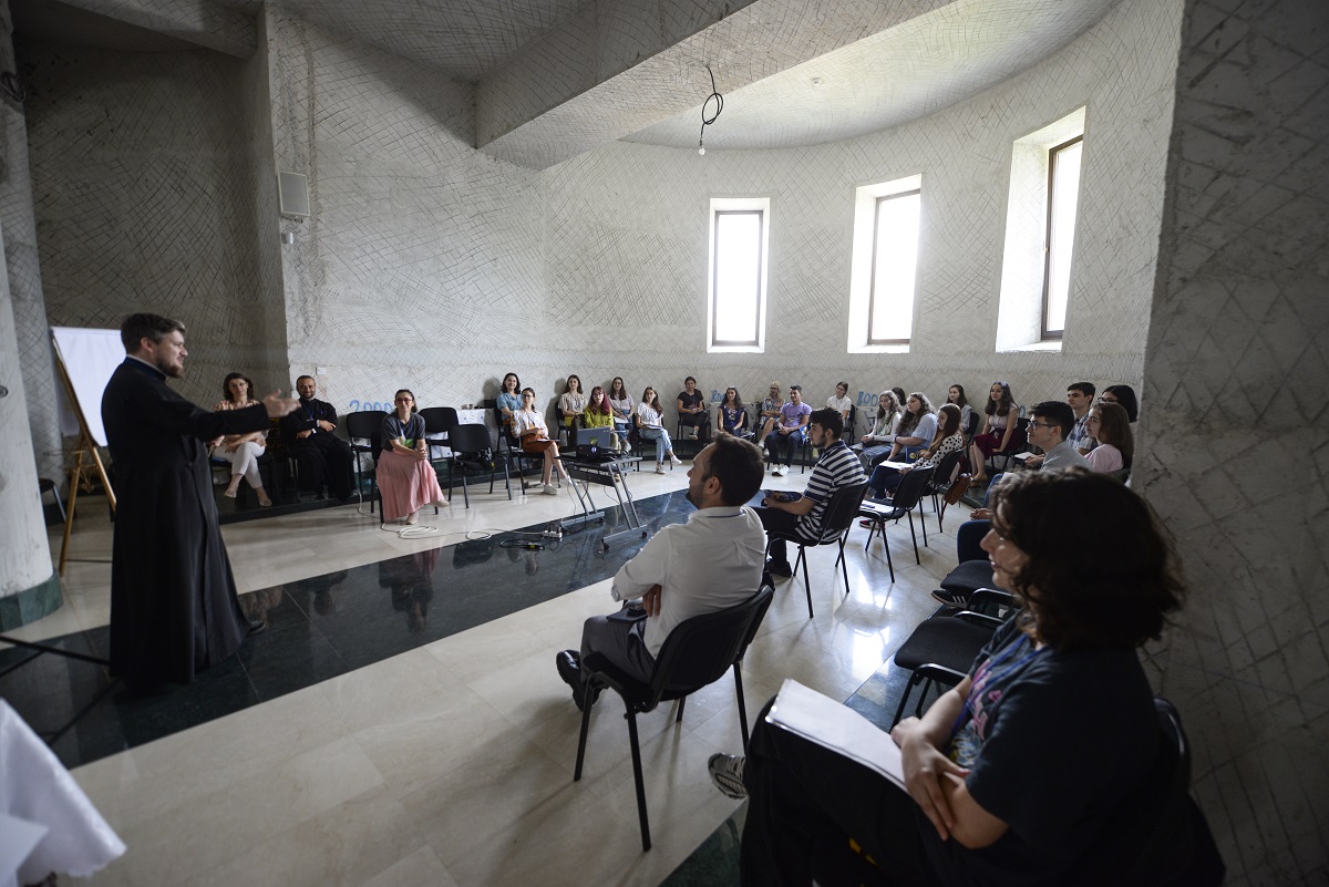 Atelier de public speaking la Catedrala din Onești: „Ne-am propus să gestionăm emoții, dar am dezlănțuit o mare de emoții la despărțire”