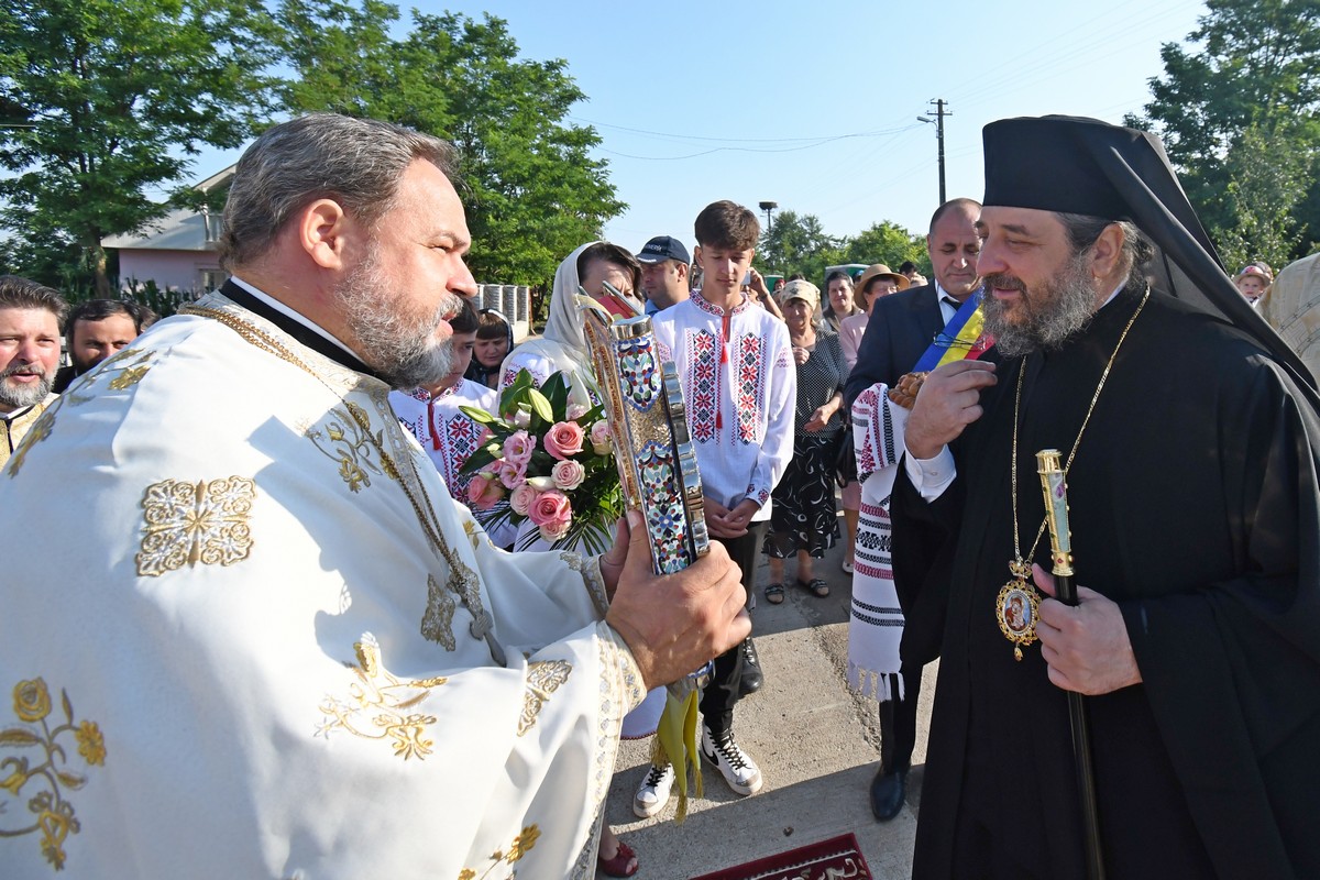 Foto: Constantin Ciofu PS Nichifor Botoșăneanul a sfințit biserica filiei Broșteni a Parohiei Iacobeni
