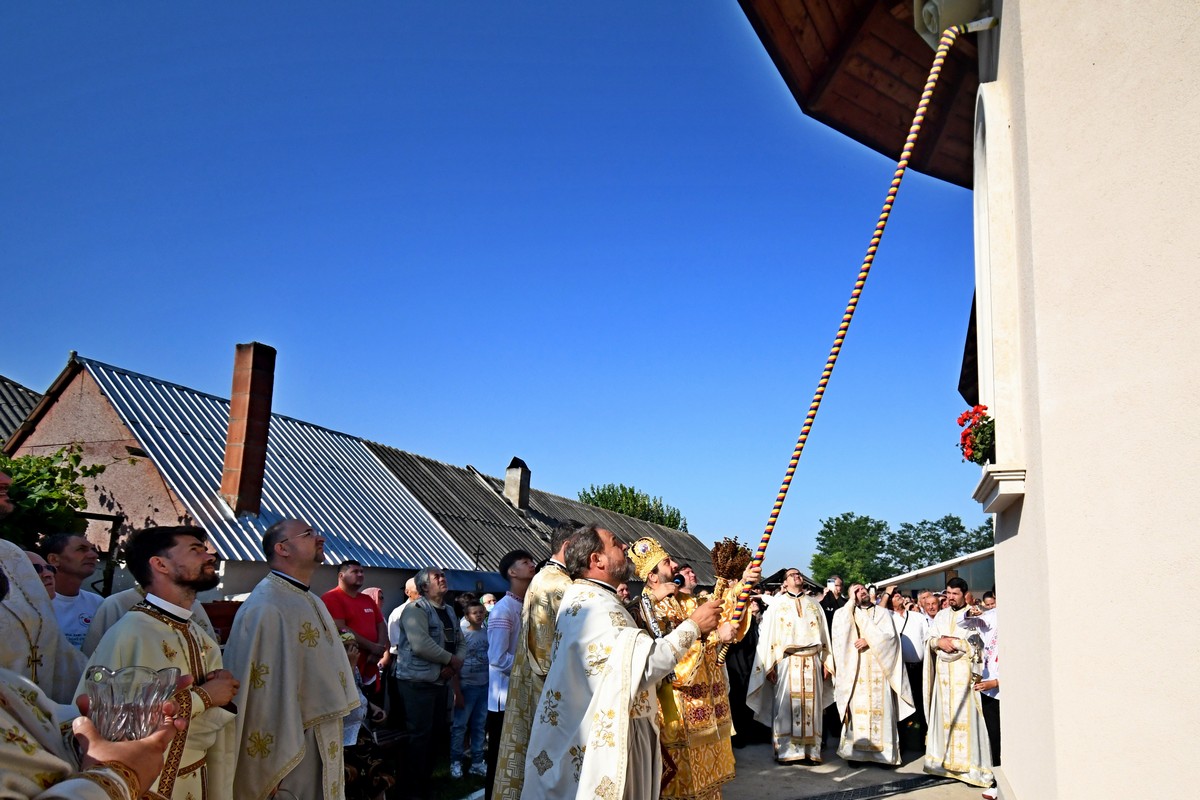 Foto: Constantin Ciofu PS Nichifor Botoșăneanul a sfințit biserica filiei Broșteni a Parohiei Iacobeni