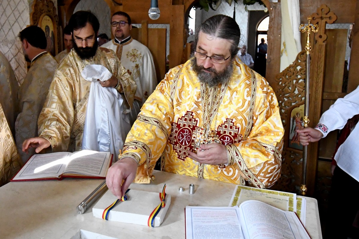 Foto: Constantin Ciofu PS Nichifor Botoșăneanul a sfințit biserica filiei Broșteni a Parohiei Iacobeni