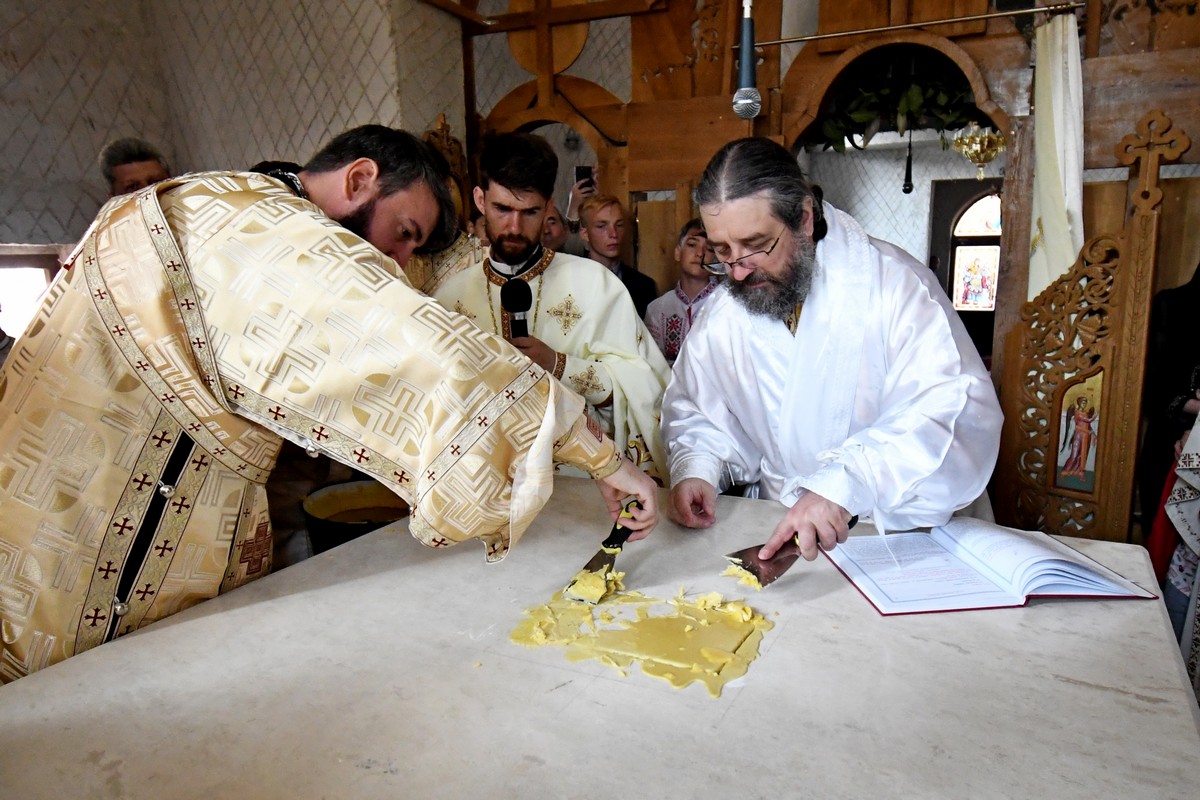 Foto: Constantin Ciofu PS Nichifor Botoșăneanul a sfințit biserica filiei Broșteni a Parohiei Iacobeni