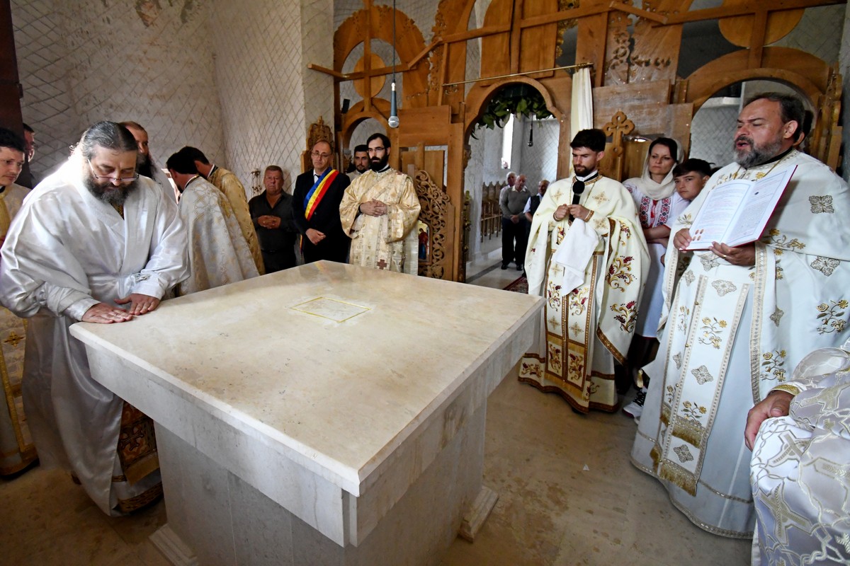 Foto: Constantin Ciofu PS Nichifor Botoșăneanul a sfințit biserica filiei Broșteni a Parohiei Iacobeni