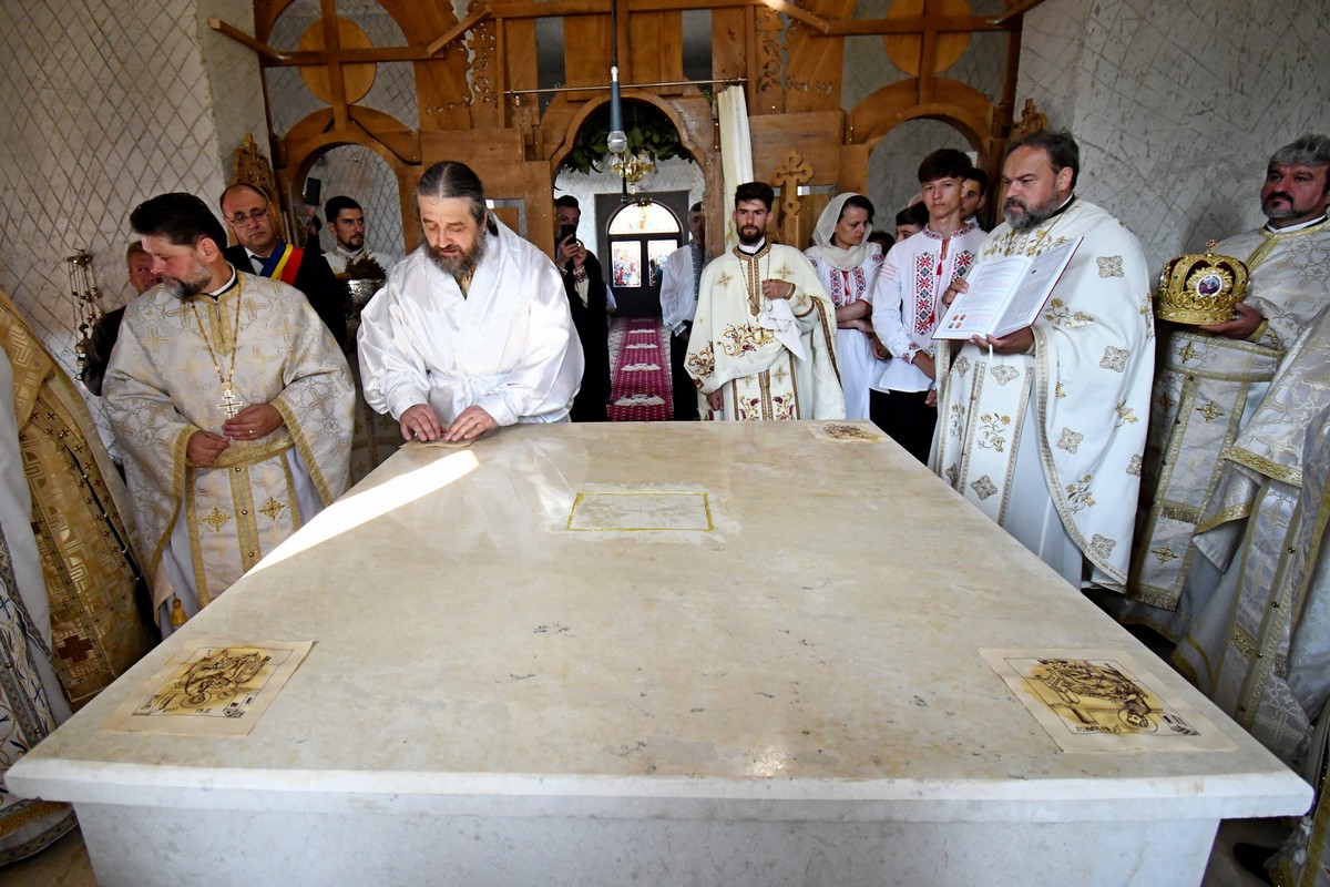 Foto: Constantin Ciofu PS Nichifor Botoșăneanul a sfințit biserica filiei Broșteni a Parohiei Iacobeni