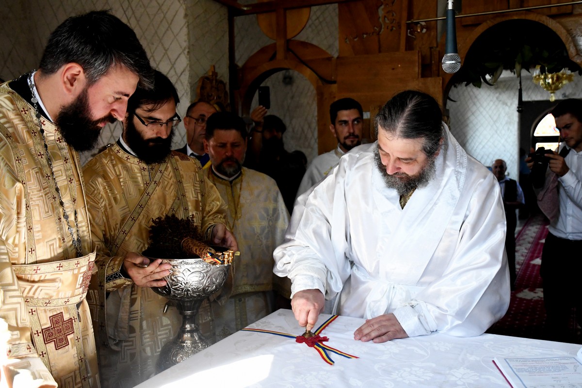 Foto: Constantin Ciofu PS Nichifor Botoșăneanul a sfințit biserica filiei Broșteni a Parohiei Iacobeni