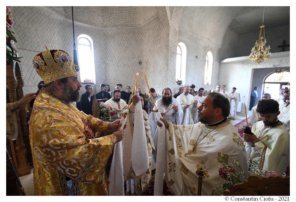 Foto: Constantin Ciofu PS Nichifor Botoșăneanul a sfințit biserica filiei Broșteni a Parohiei Iacobeni