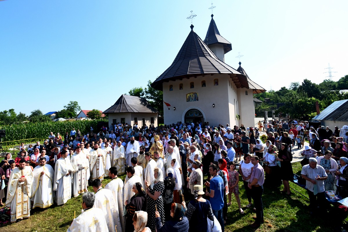 Foto: Constantin Ciofu PS Nichifor Botoșăneanul a sfințit biserica filiei Broșteni a Parohiei Iacobeni