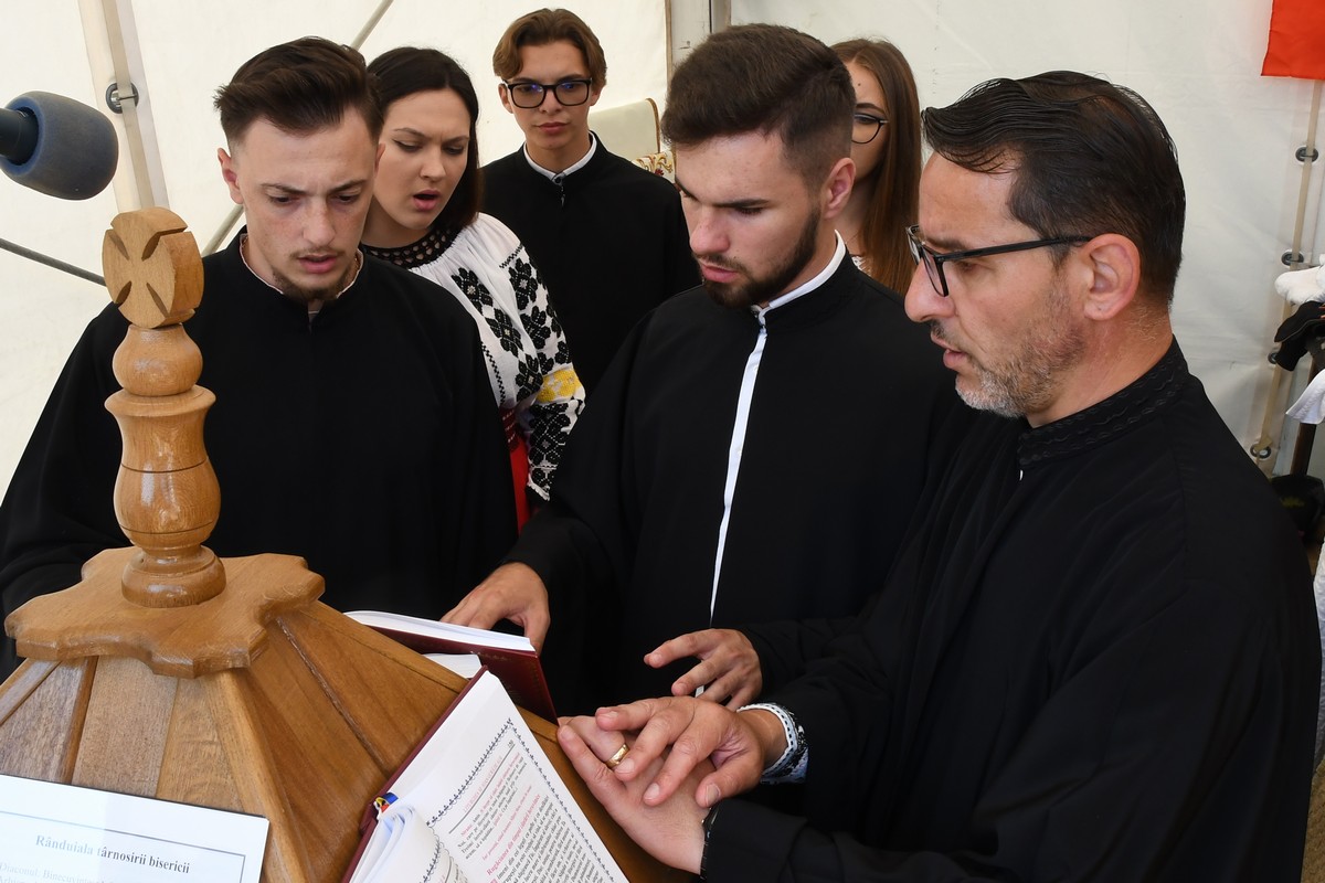 Foto: Constantin Ciofu PS Nichifor Botoșăneanul a sfințit biserica filiei Broșteni a Parohiei Iacobeni