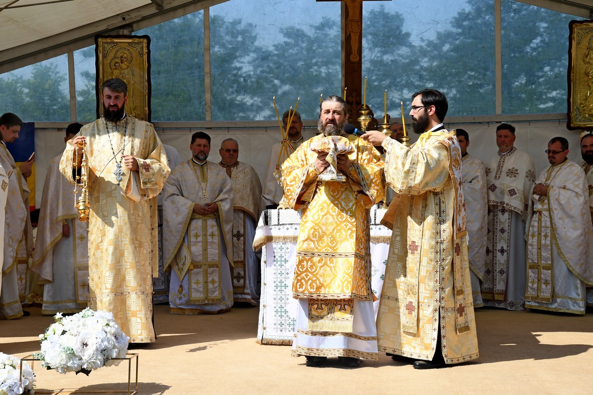 Foto: Constantin Ciofu PS Nichifor Botoșăneanul a sfințit biserica filiei Broșteni a Parohiei Iacobeni