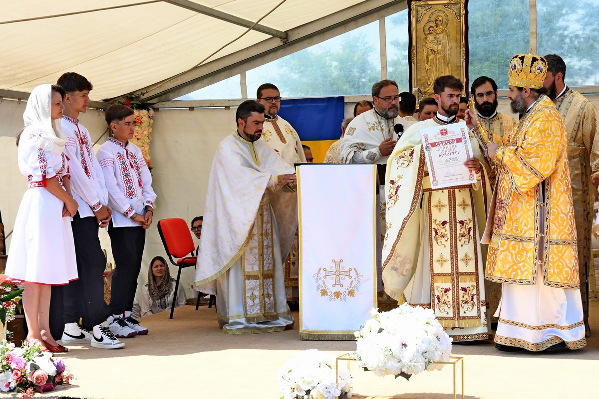 Foto: Constantin Ciofu PS Nichifor Botoșăneanul a sfințit biserica filiei Broșteni a Parohiei Iacobeni