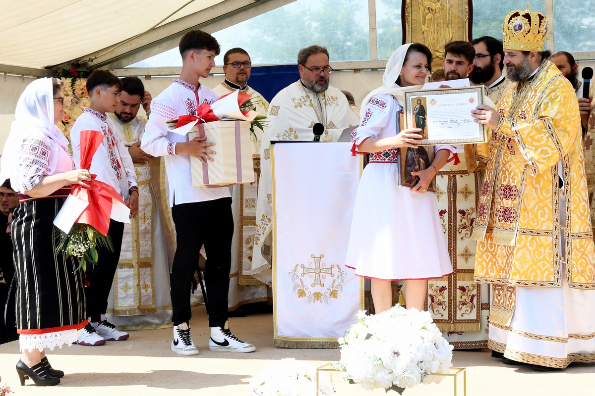 Foto: Constantin Ciofu PS Nichifor Botoșăneanul a sfințit biserica filiei Broșteni a Parohiei Iacobeni