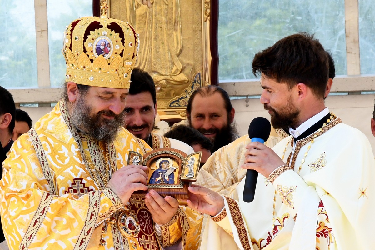 Foto: Constantin Ciofu PS Nichifor Botoșăneanul a sfințit biserica filiei Broșteni a Parohiei Iacobeni