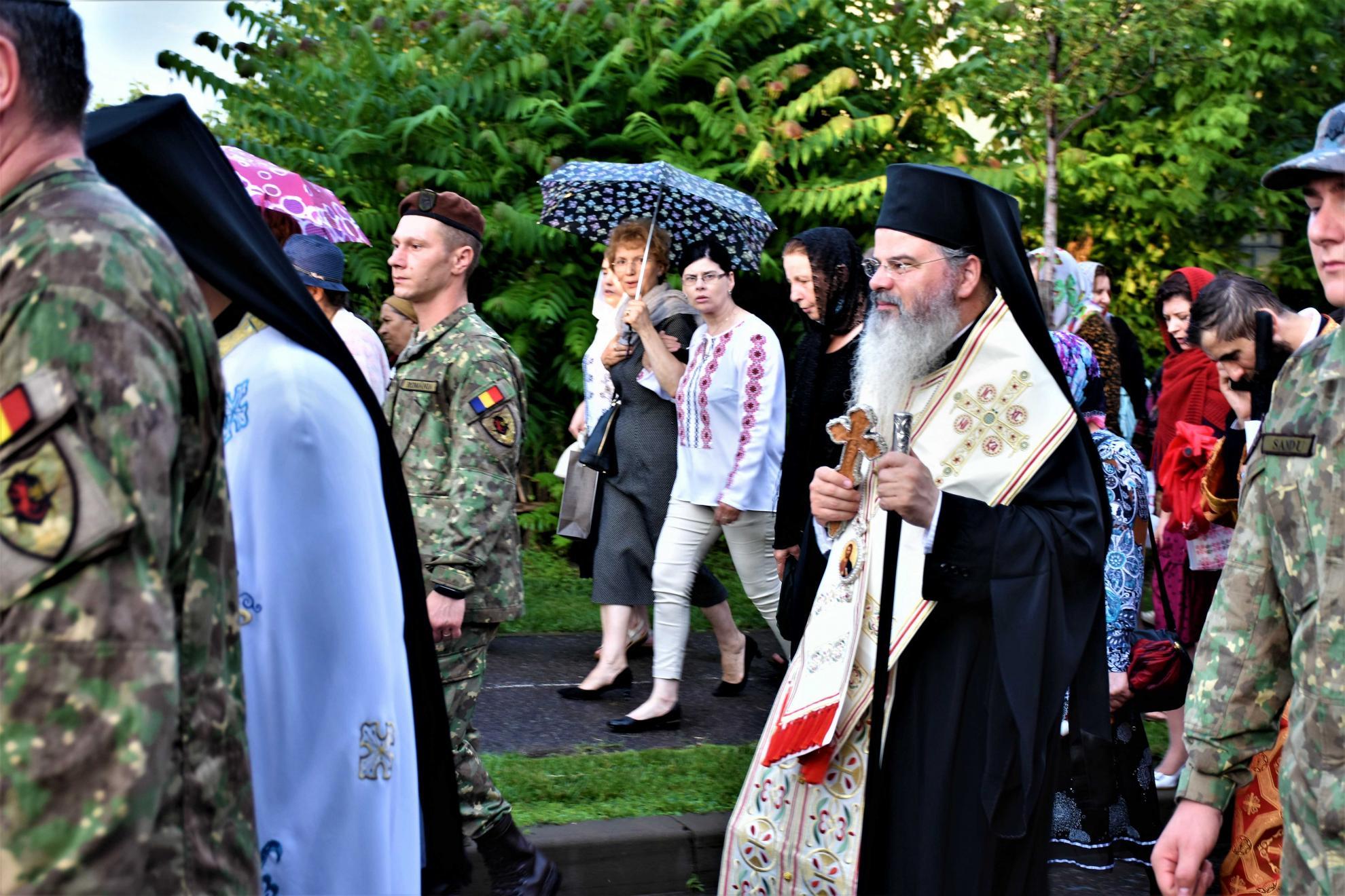 Procesiune impresionantă cu moaștele Sfintei Mari Mucenițe Chiriachi. PS Ignatie: „Vom stărui, an de an, ca cinstirea Sfintei Mari Mucenițe Chiriachi să devină una conform luminii și mărturisirii ei de credință”