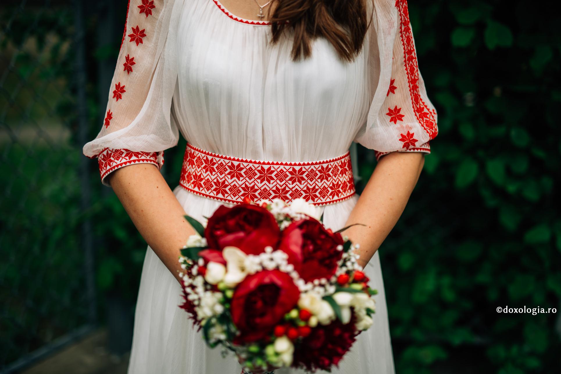 „Ce e femeia? O făptură minunată!” – Maica Siluana Vlad / Foto: Pr. Benedict Both mireasă cu buchetul în mână