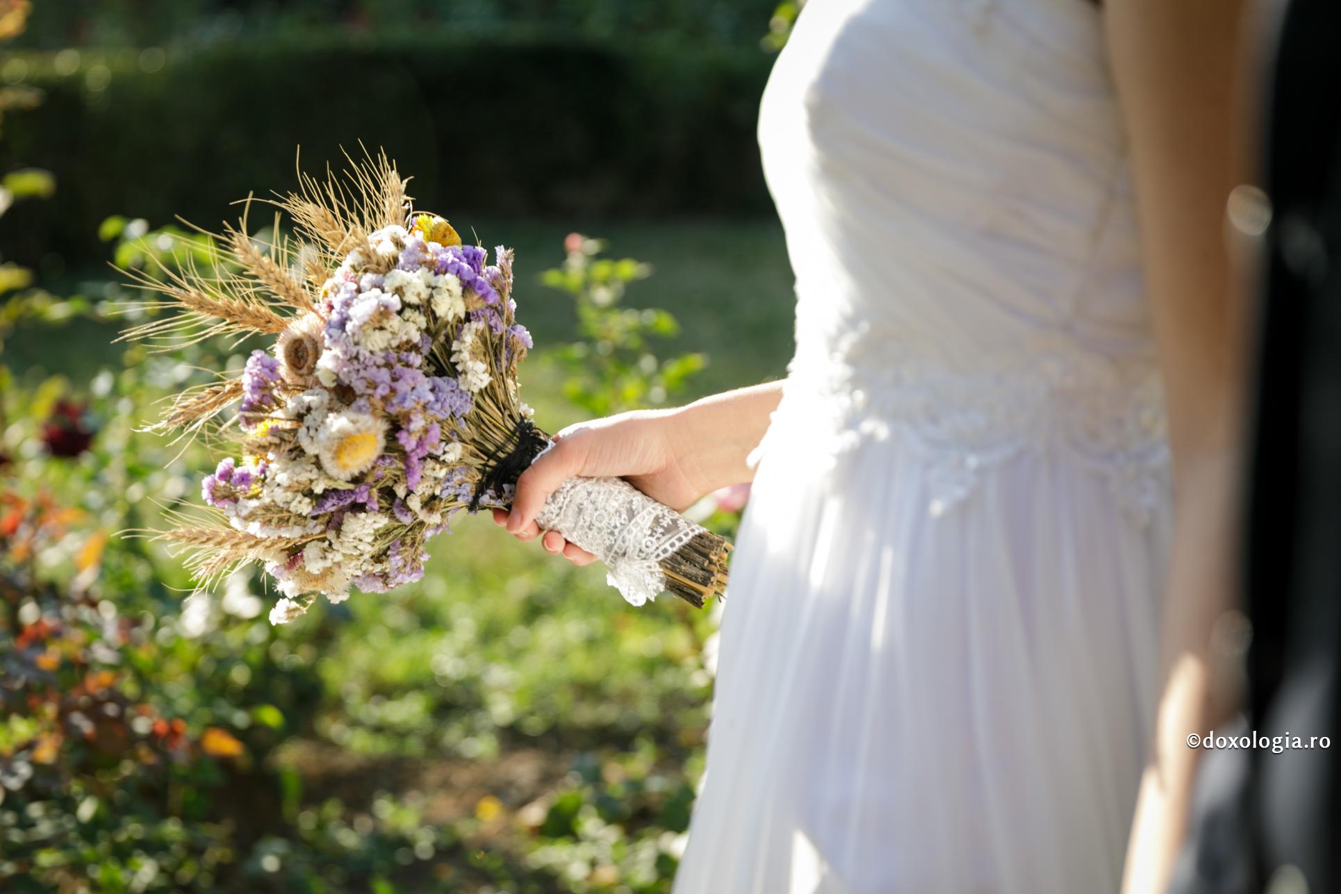 mireasă cu buchetul în mână