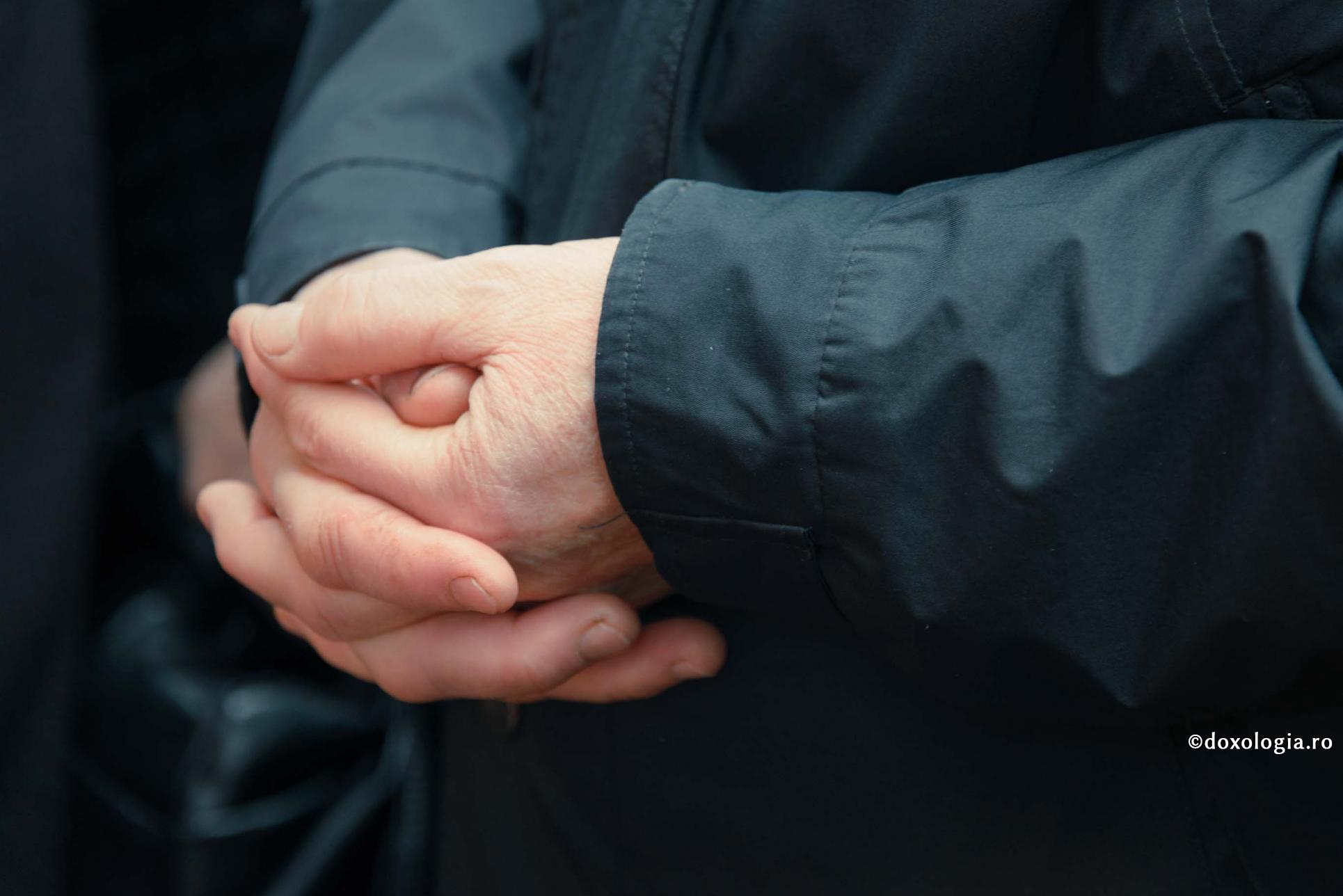 mâini împreunate