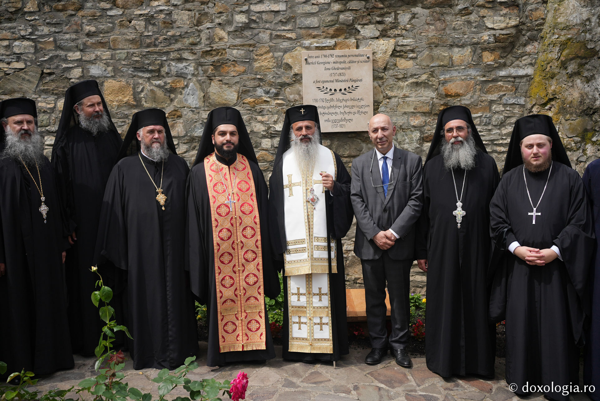 Foto: Adrian Sârbu (Foto) Sfânta Liturghie arhierească și dezvelirea unei plăci omagiale în cinstea Mitropolitului georgian Iona Ghedevanişvili – Mănăstirea Pângărați