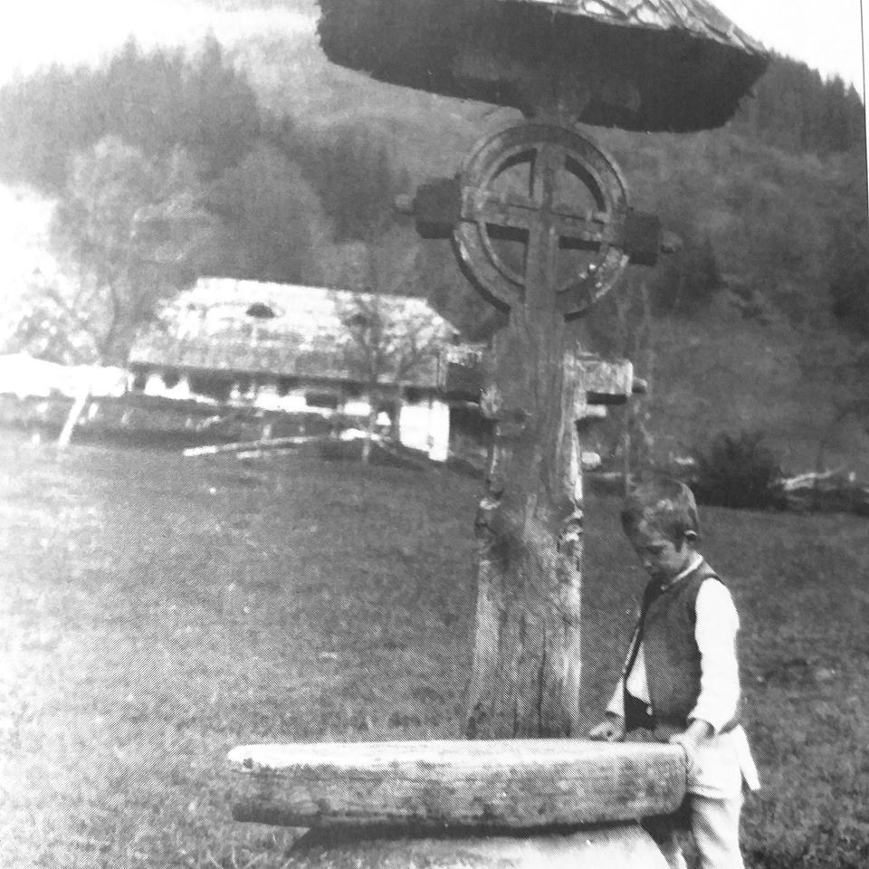 Model inspirație troiță/ Sursă foto: arboroasa.org Dezvelirea primului edificiu comemorativ închinat Rezistenței armate anticomuniste din Bucovina