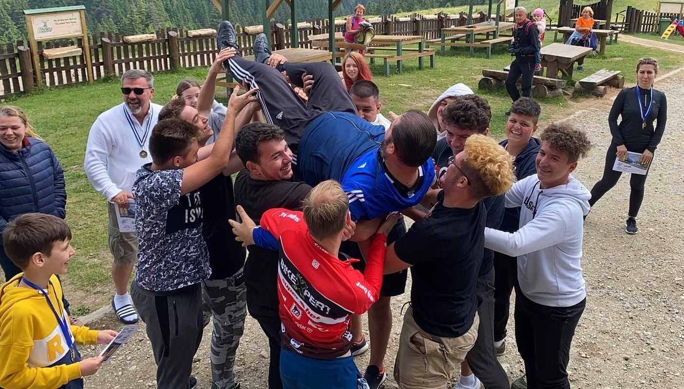 Preotul care duce gratis copii surzi în tabăre implementează un schimb de experienţă cu cei auzitori