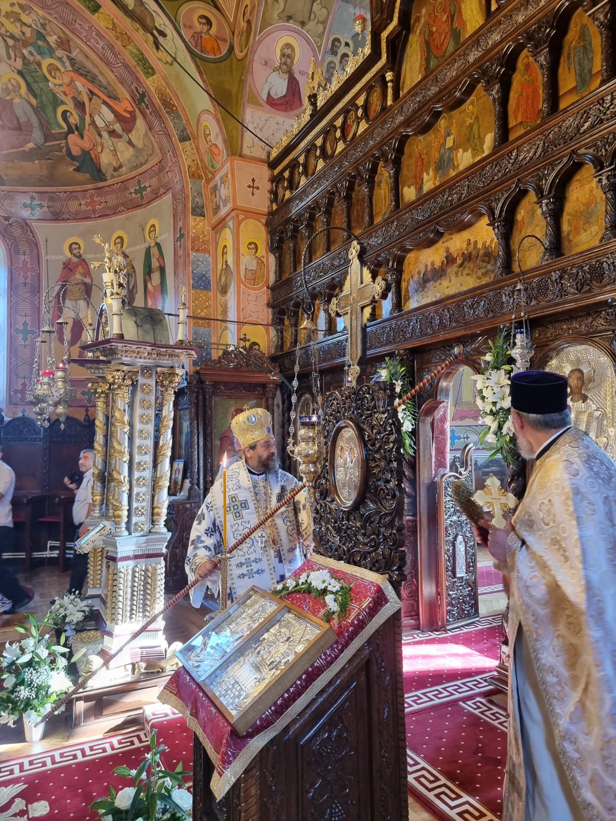 Resfințire de pictură și sfințire de complex parohial, la Parohia nemțeană Grumăzești Resfințire de pictură și sfințire de complex parohial, la Parohia nemțeană Grumăzești