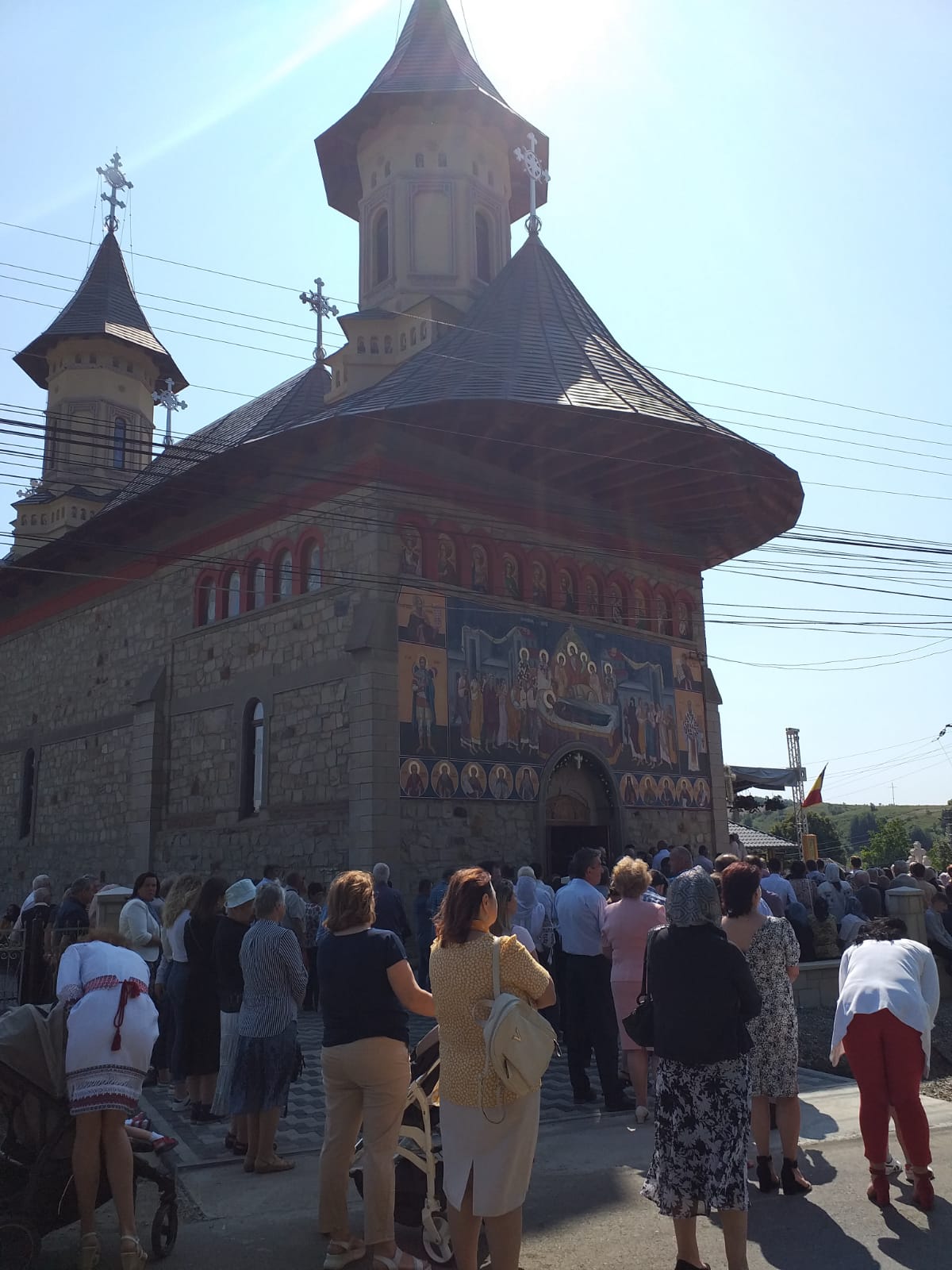 Resfințire de pictură și sfințire de complex parohial, la Parohia nemțeană Grumăzești Resfințire de pictură și sfințire de complex parohial, la Parohia nemțeană Grumăzești