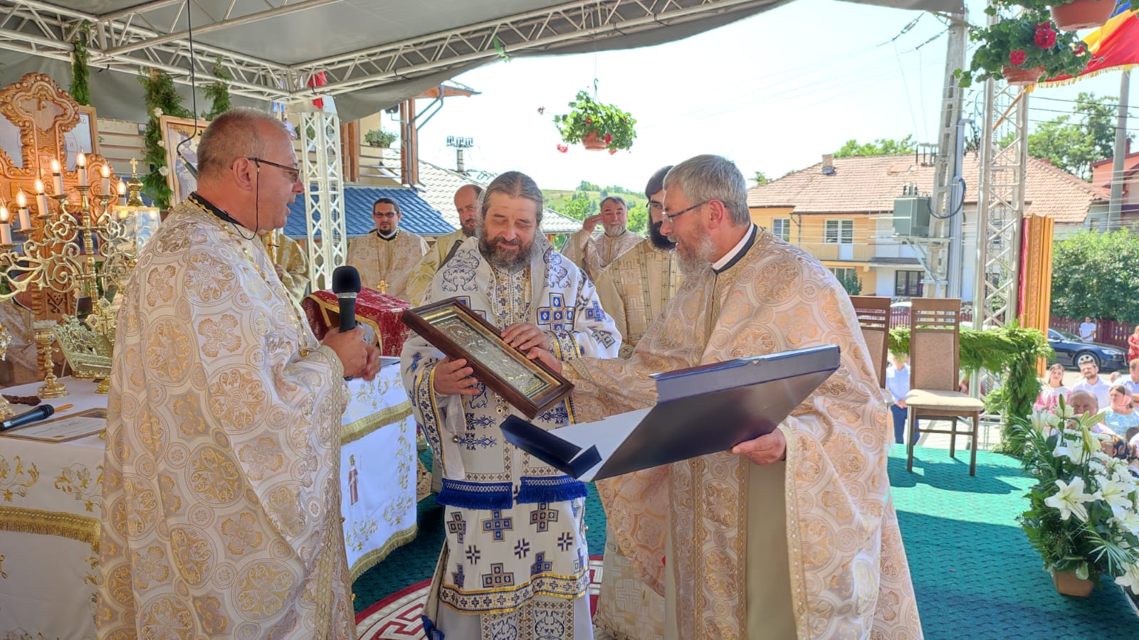 Resfințire de pictură și sfințire de complex parohial, la Parohia nemțeană Grumăzești Resfințire de pictură și sfințire de complex parohial, la Parohia nemțeană Grumăzești