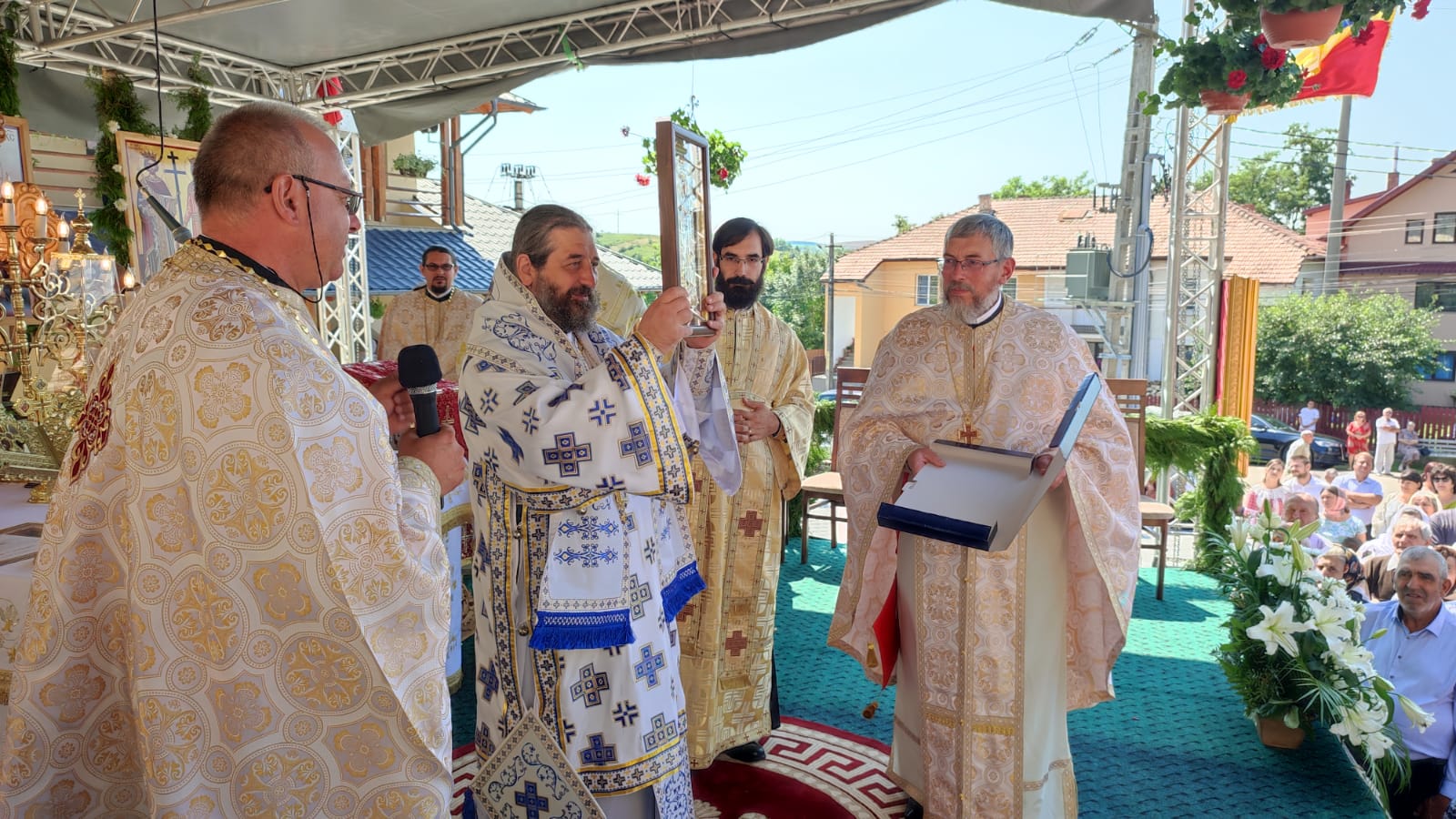 Resfințire de pictură și sfințire de complex parohial, la Parohia nemțeană Grumăzești Resfințire de pictură și sfințire de complex parohial, la Parohia nemțeană Grumăzești