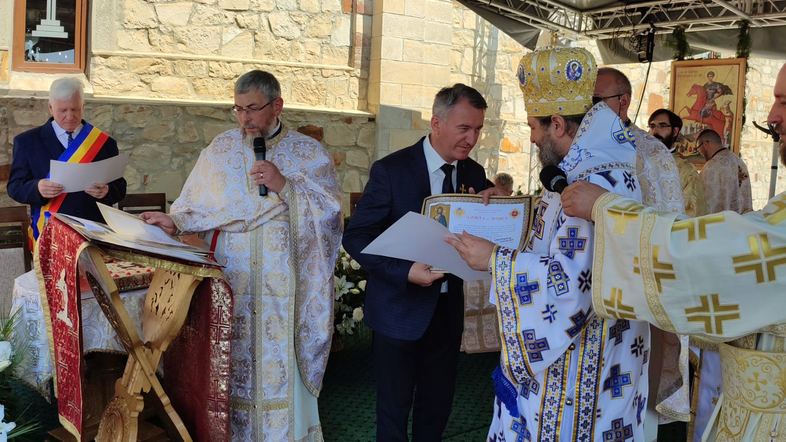 Resfințire de pictură și sfințire de complex parohial, la Parohia nemțeană Grumăzești Resfințire de pictură și sfințire de complex parohial, la Parohia nemțeană Grumăzești