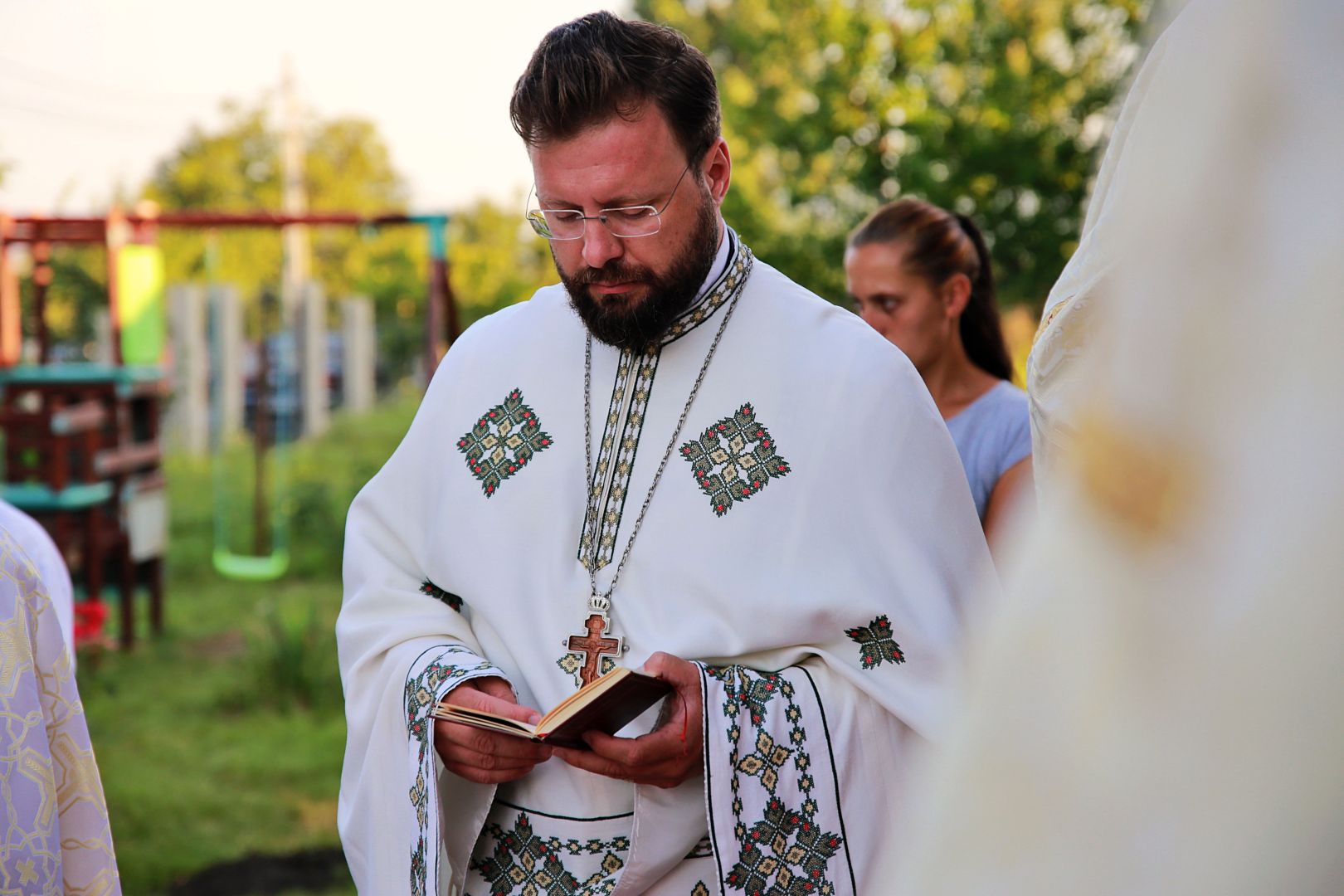 Biserica din Obrijeni a îmbrăcat veșmântul sfințirii: „Biserica este locul luminii, căci Hristos Lumină este”