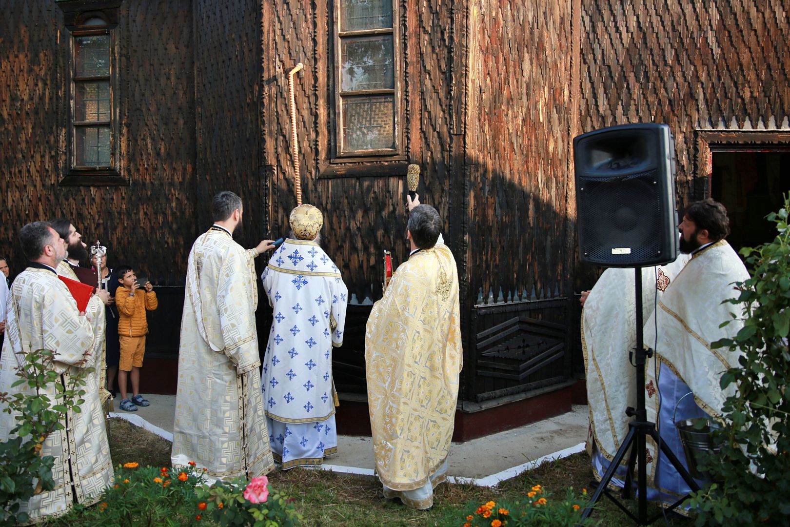 Biserica din Obrijeni a îmbrăcat veșmântul sfințirii: „Biserica este locul luminii, căci Hristos Lumină este”