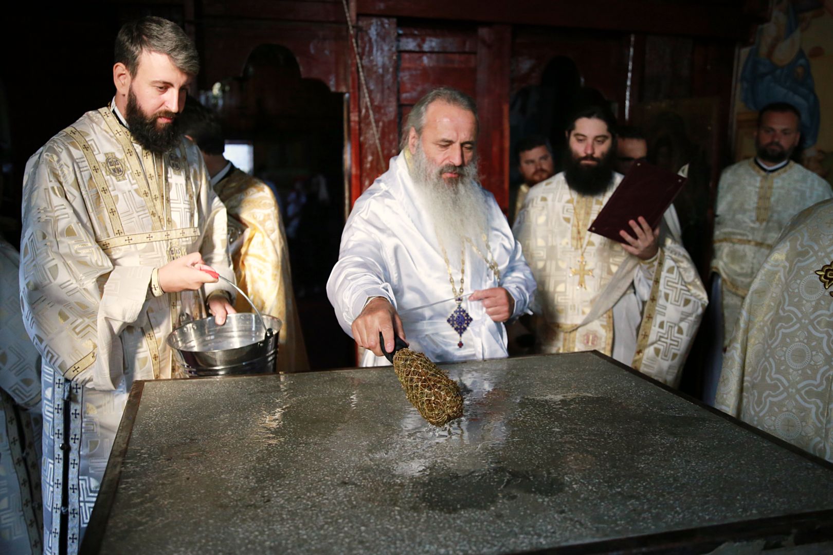 Biserica din Obrijeni a îmbrăcat veșmântul sfințirii: „Biserica este locul luminii, căci Hristos Lumină este”