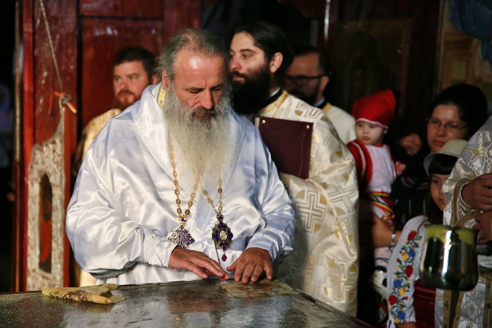 Biserica din Obrijeni a îmbrăcat veșmântul sfințirii: „Biserica este locul luminii, căci Hristos Lumină este”