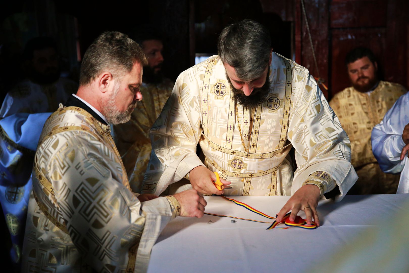 Biserica din Obrijeni a îmbrăcat veșmântul sfințirii: „Biserica este locul luminii, căci Hristos Lumină este”