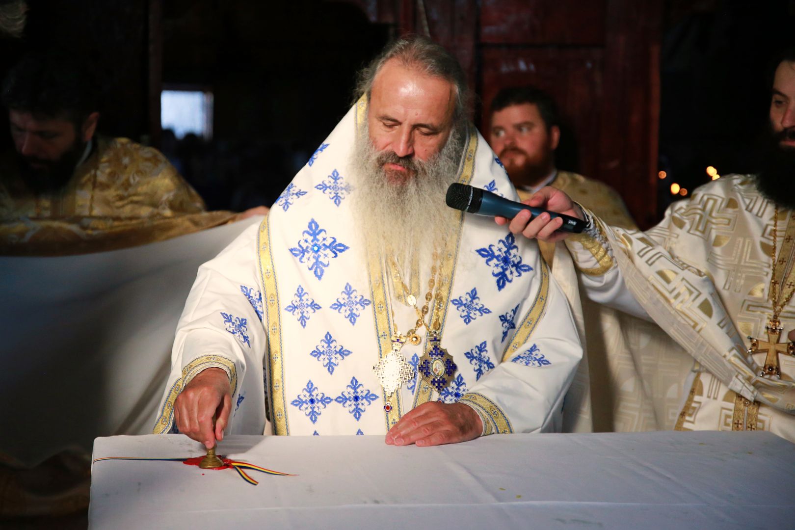 Biserica din Obrijeni a îmbrăcat veșmântul sfințirii: „Biserica este locul luminii, căci Hristos Lumină este”