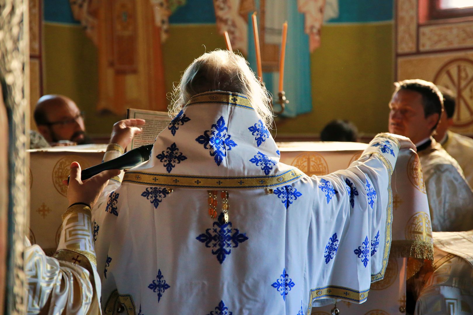 Biserica din Obrijeni a îmbrăcat veșmântul sfințirii: „Biserica este locul luminii, căci Hristos Lumină este”