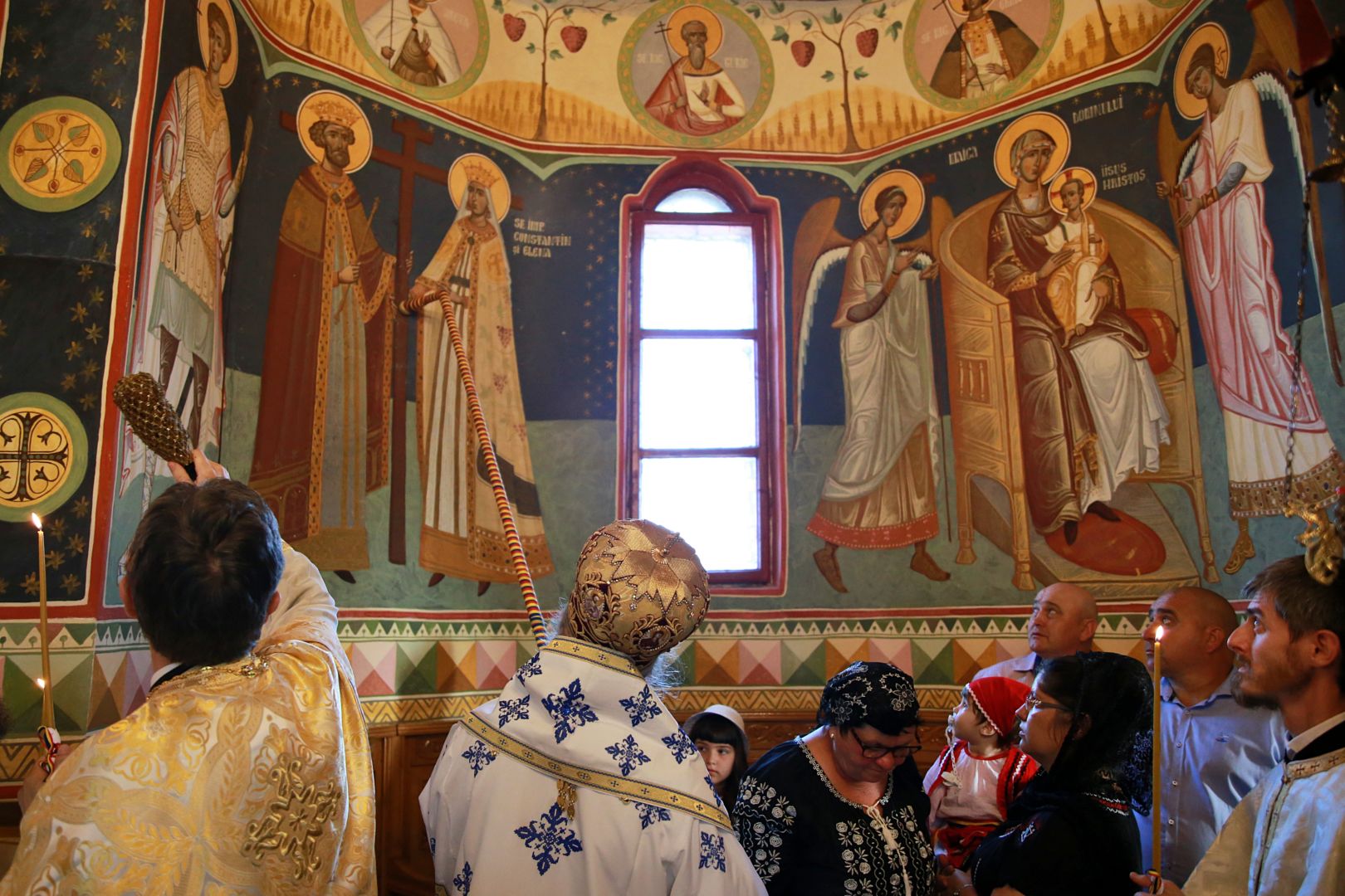 Biserica din Obrijeni a îmbrăcat veșmântul sfințirii: „Biserica este locul luminii, căci Hristos Lumină este”