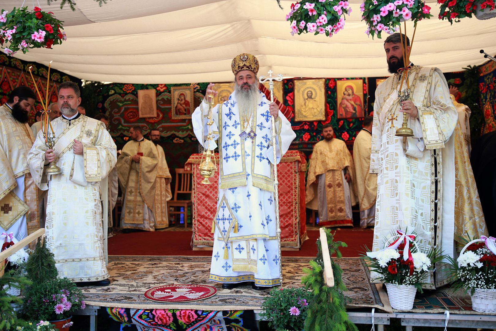 Biserica din Obrijeni a îmbrăcat veșmântul sfințirii: „Biserica este locul luminii, căci Hristos Lumină este”