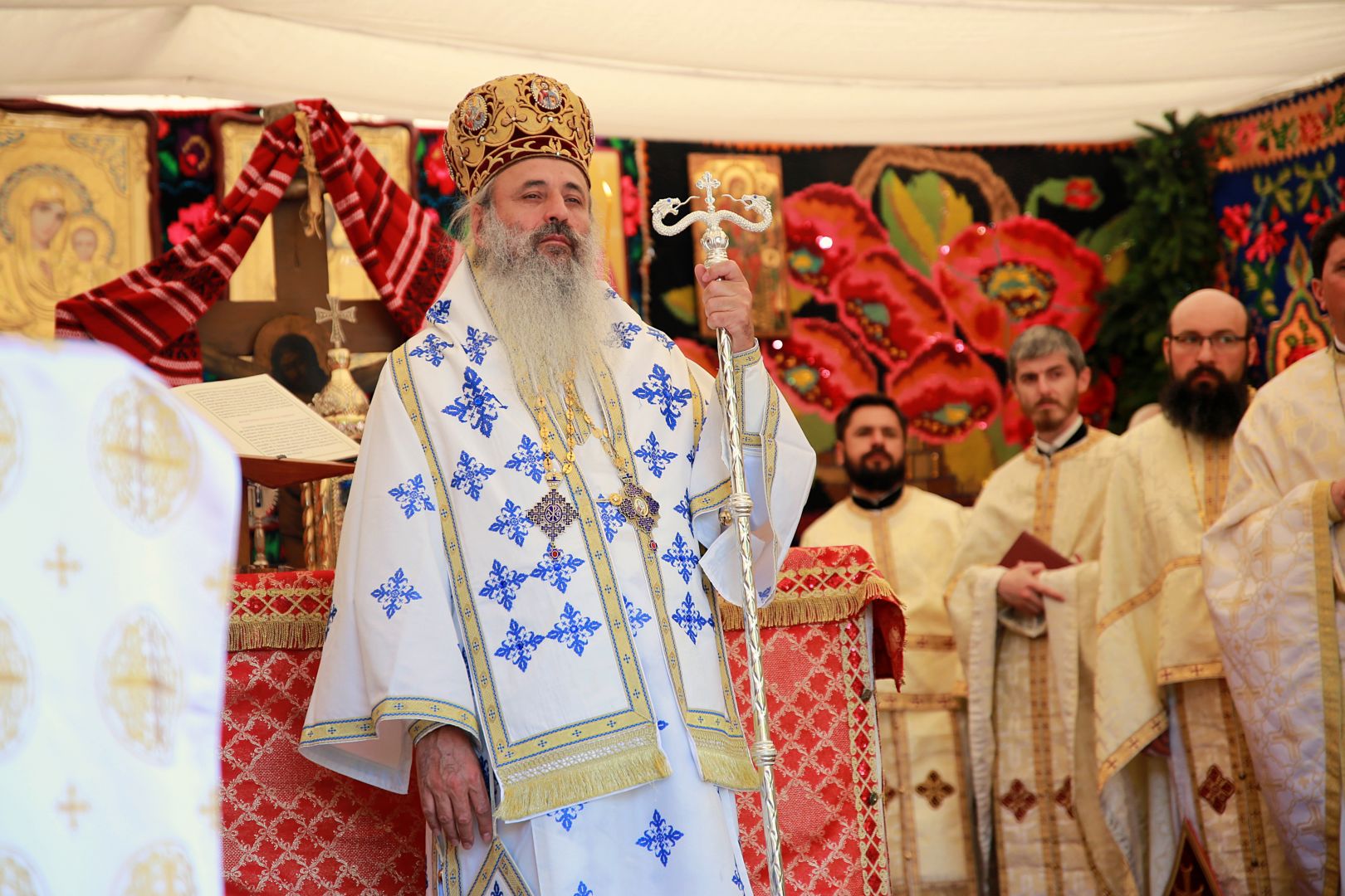 Biserica din Obrijeni a îmbrăcat veșmântul sfințirii: „Biserica este locul luminii, căci Hristos Lumină este”