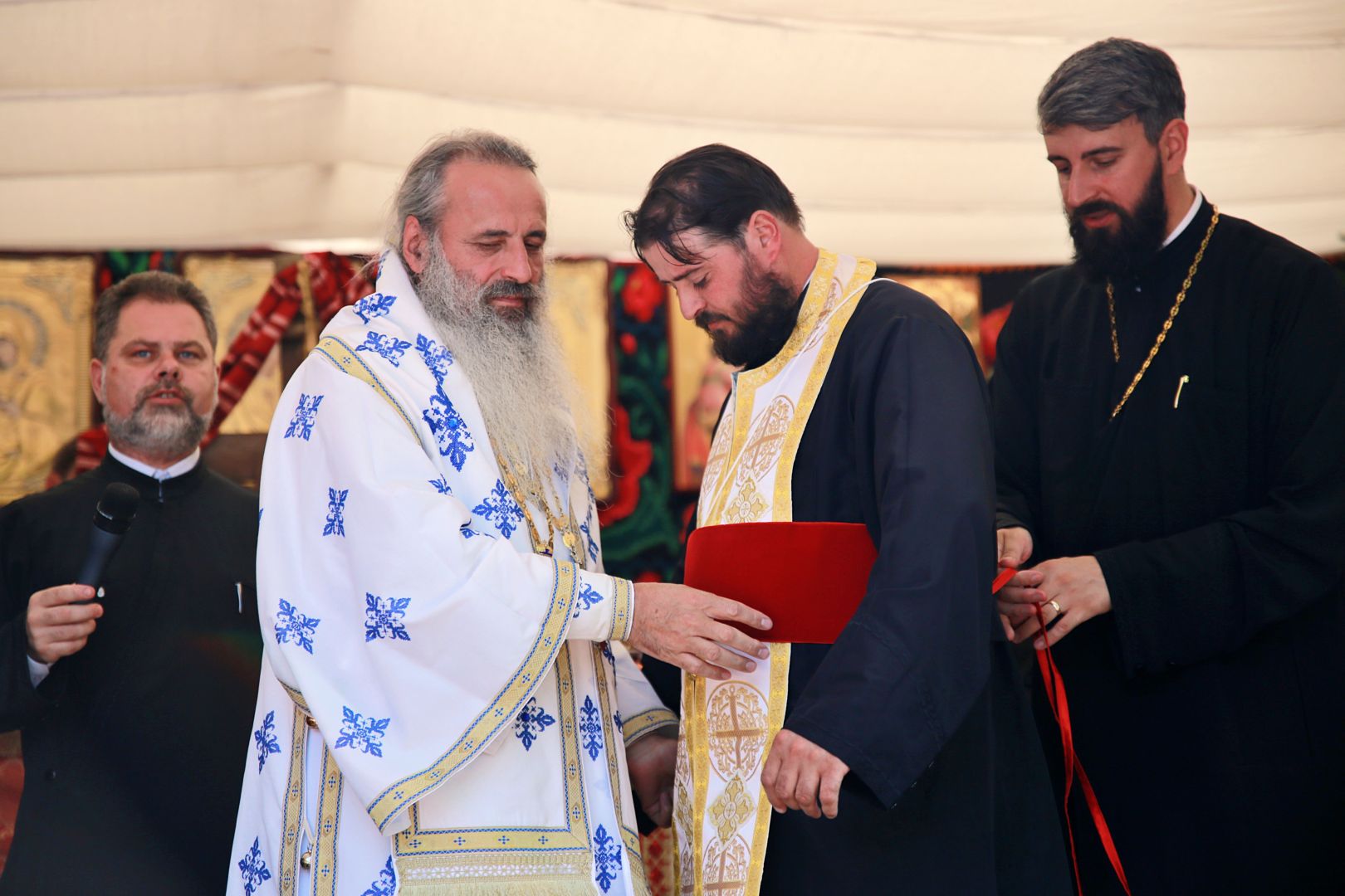 Biserica din Obrijeni a îmbrăcat veșmântul sfințirii: „Biserica este locul luminii, căci Hristos Lumină este”