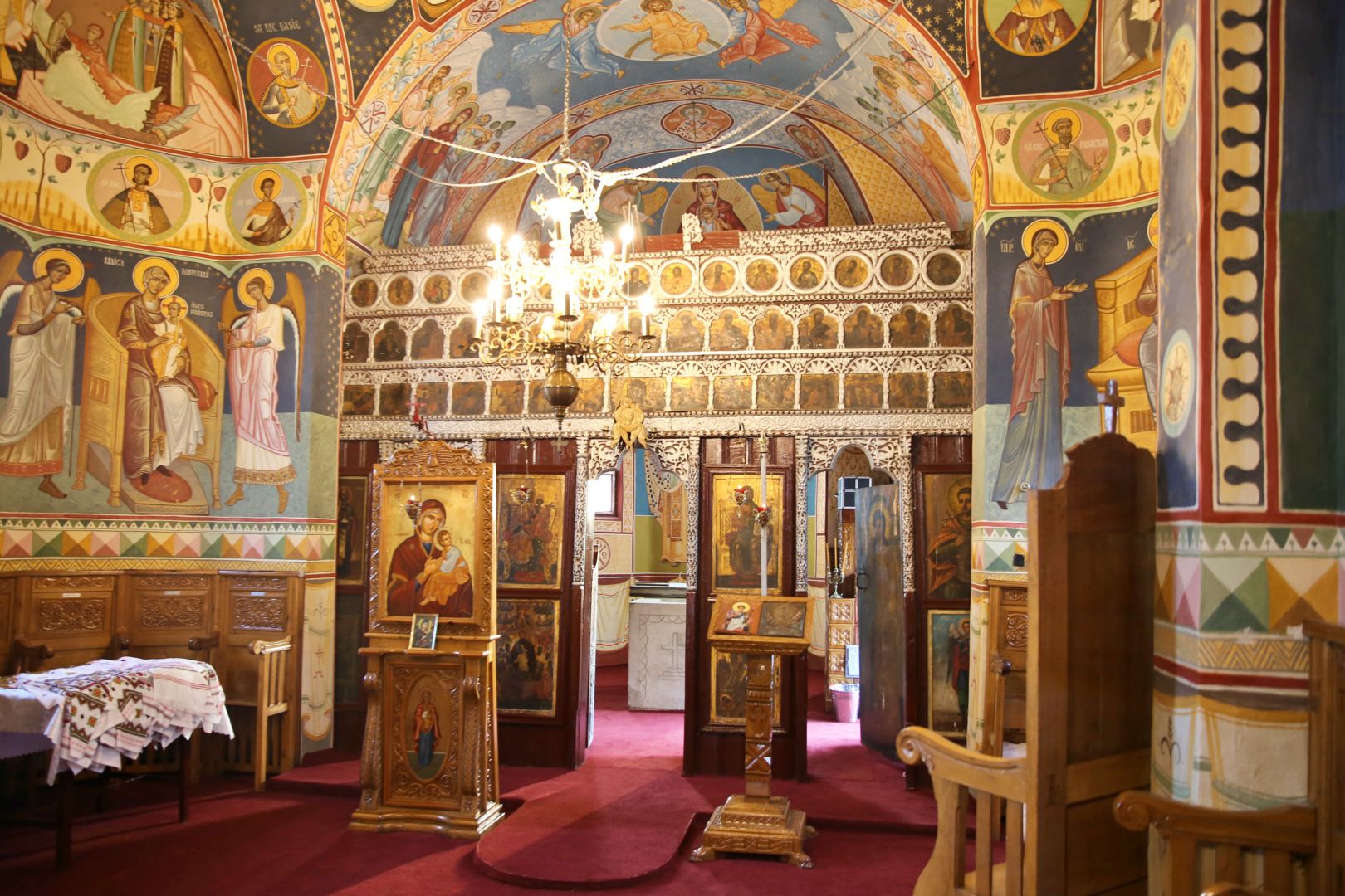 Biserica din Obrijeni a îmbrăcat veșmântul sfințirii: „Biserica este locul luminii, căci Hristos Lumină este”