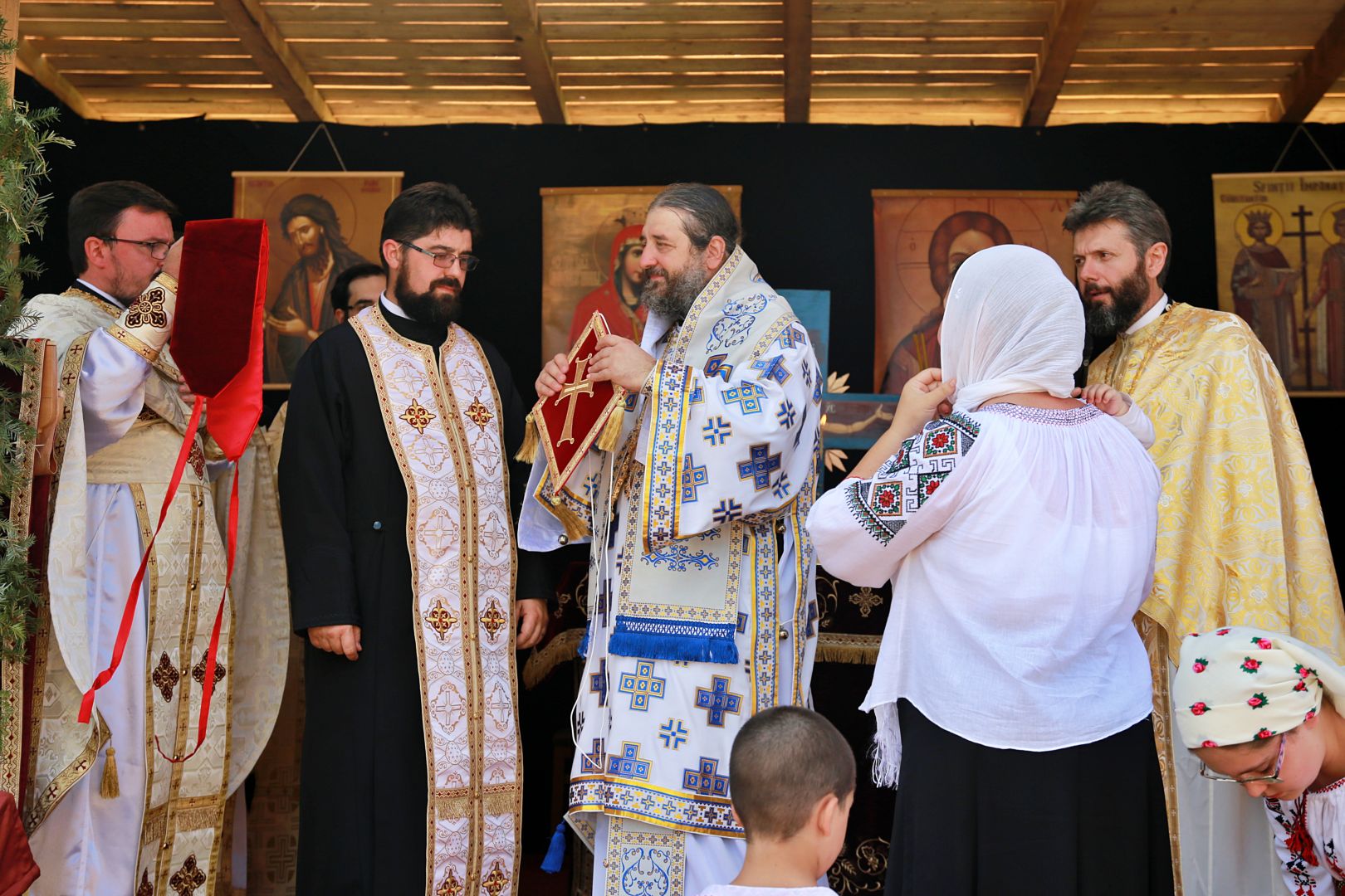 foto: Flavius Popa Slujbă arhierească la Parohia Sasova: „Domnul vrea să ascultăm cuvântul Lui cu bucurie”
